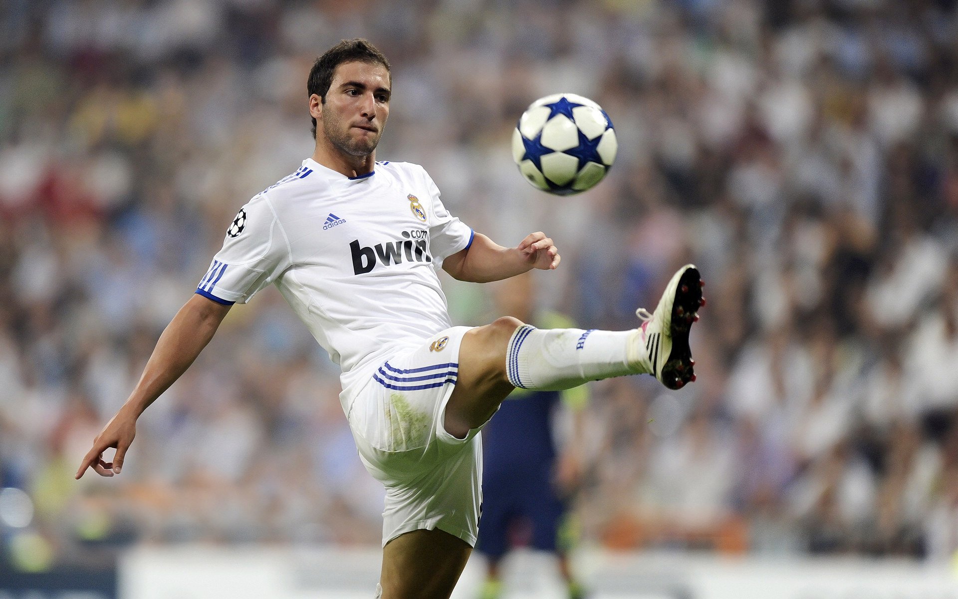 C罗回归曼联的背后:滕哈赫如何破解更衣室密码?