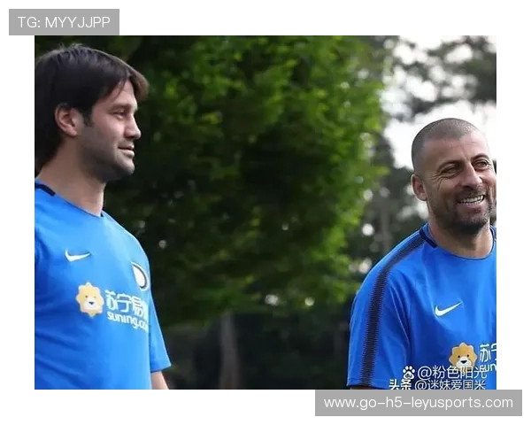 球队教练团队接受媒体采访，球队教练的作用